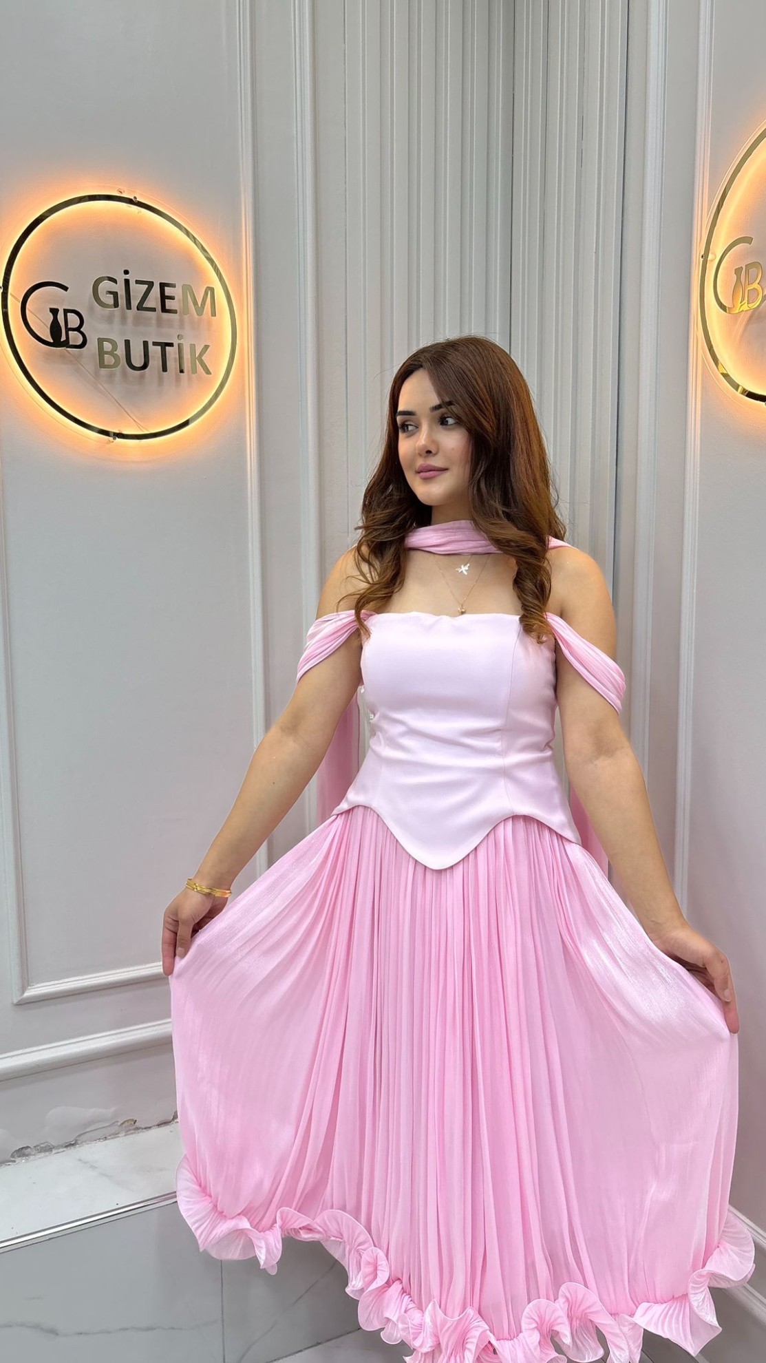 Nisanur Abiye Pembe