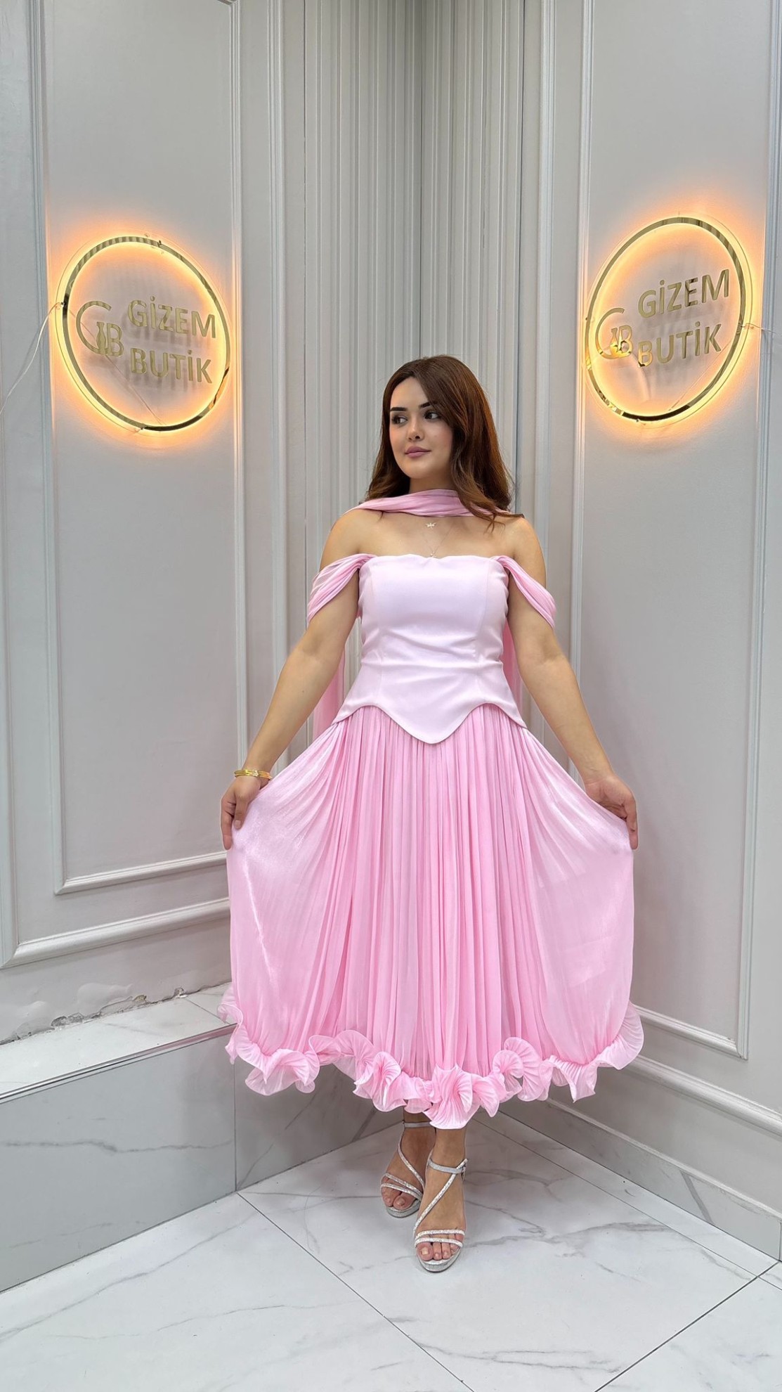 Nisanur Abiye Pembe
